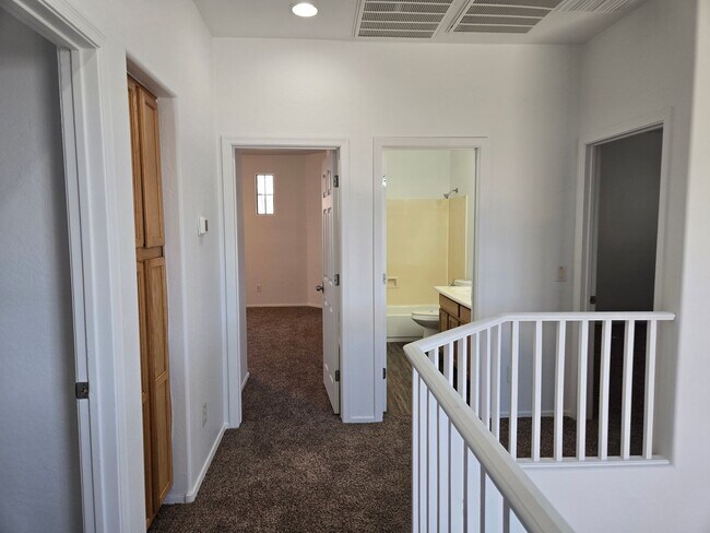 Building Photo - Spacious 4 bed, 3 full bath home in New Ri...