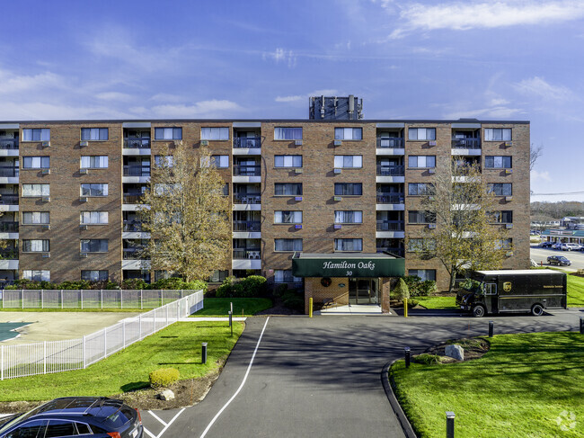 Building Photo - The Oaks at Reservoir