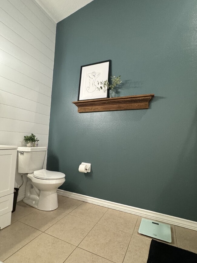 Building Photo - "Charming 2-Bed Home"