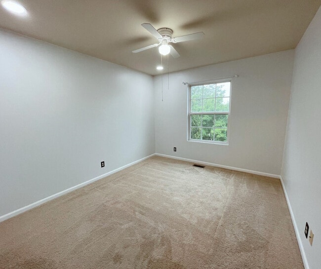 Building Photo - 1157 Goldfinch Ave
