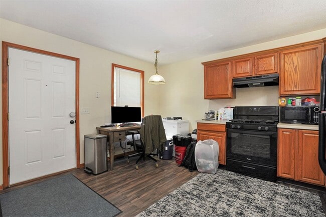 Building Photo - AVAILABLE NOW! 3 Bedroom, 1.5 Bath House in Grand Rapids