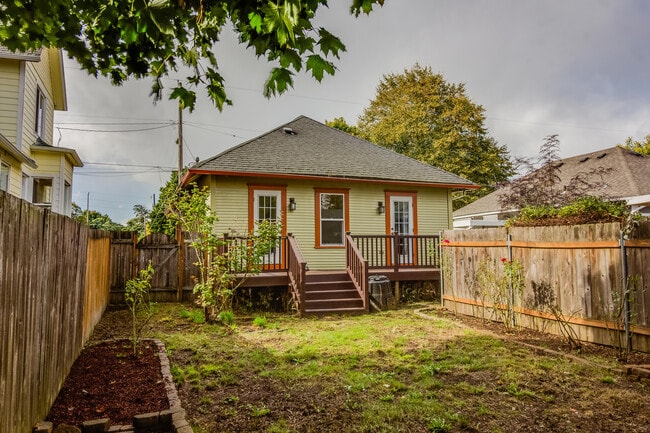 Building Photo - Updated and Fresh 3  Bedroom 2 Bath in Des...