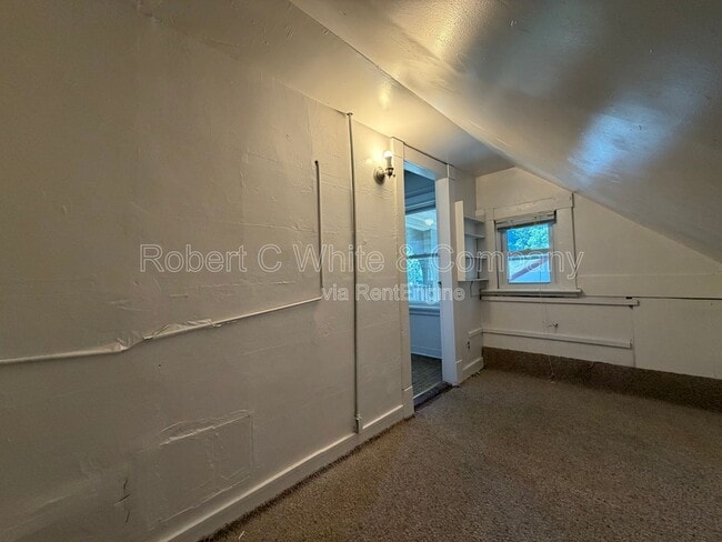 Building Photo - 179 Maple St