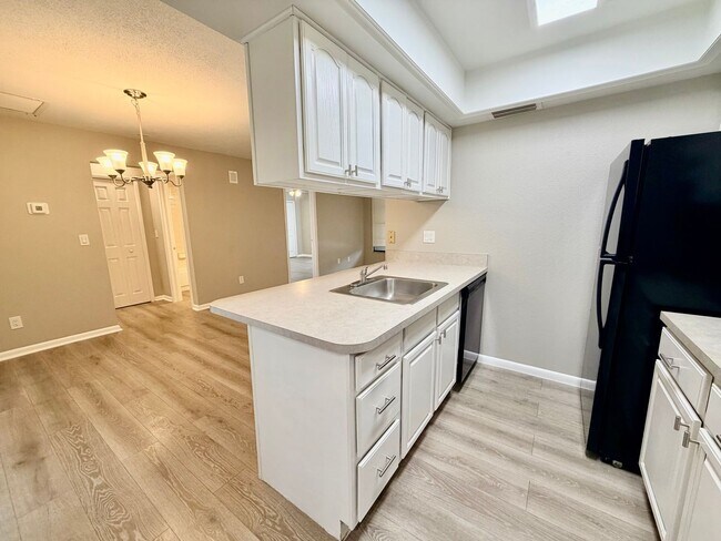 Building Photo - 2 Bedrooms 2 Bath Duplex in Cape Coral