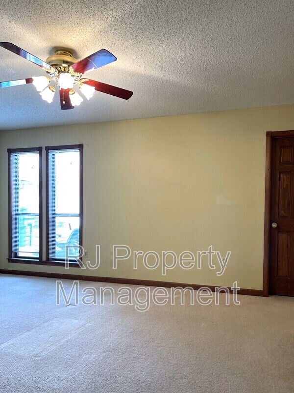 Building Photo - 421 Griffon Dr