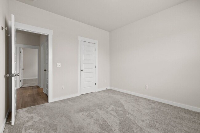 Building Photo - Spacious, Modern Ranch in Rossview!