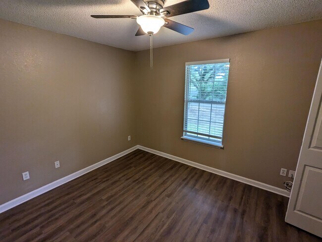 Building Photo - 3100 Dunkeld Ct