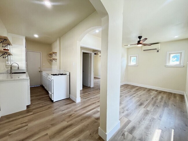 Primary Photo - Just Listed! 1B/1B Newly Remodeled Unit