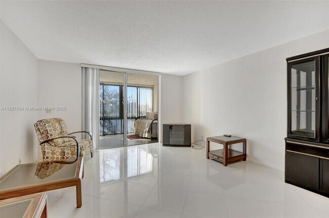 Building Photo - 7300 Lake Cir Dr