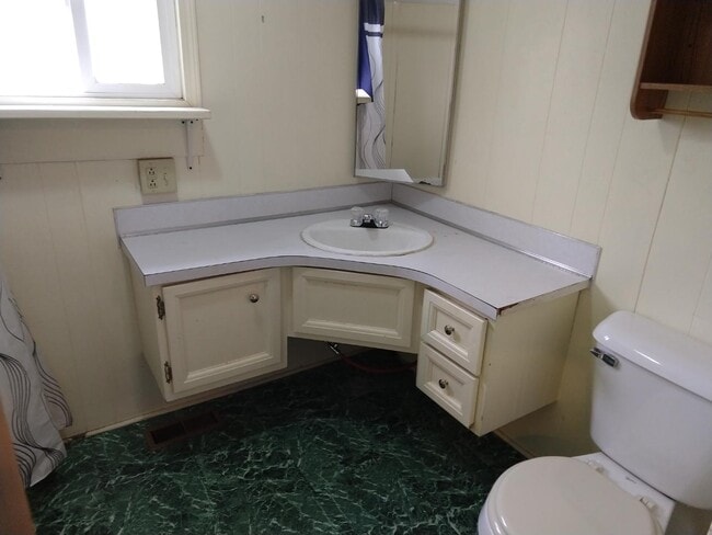 Building Photo - 112 E Cherry St