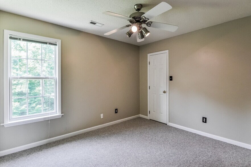 Building Photo - 120 Nightshade Ln