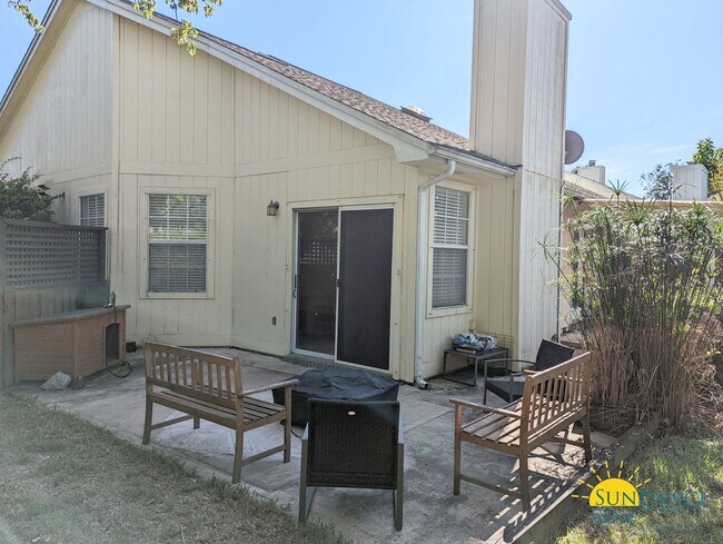 Building Photo - Centrally located and renovated Fort Walto...