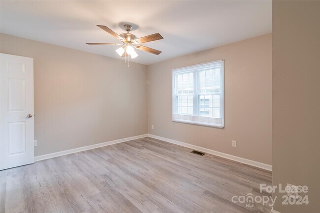 Building Photo - 2336 Barry St