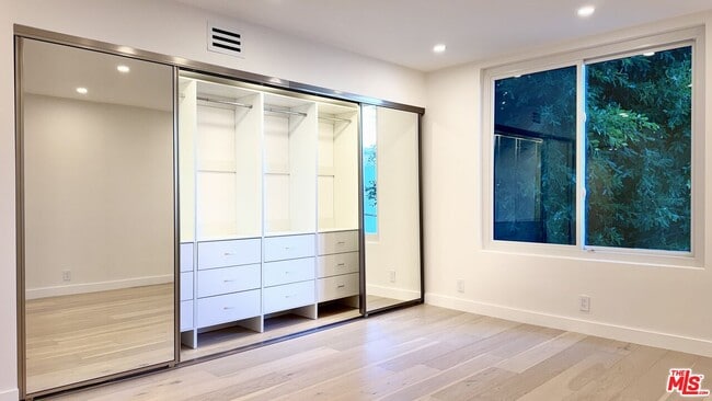 Building Photo - 414 N Palm Dr