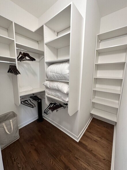 Building Photo - 736 N Throop St