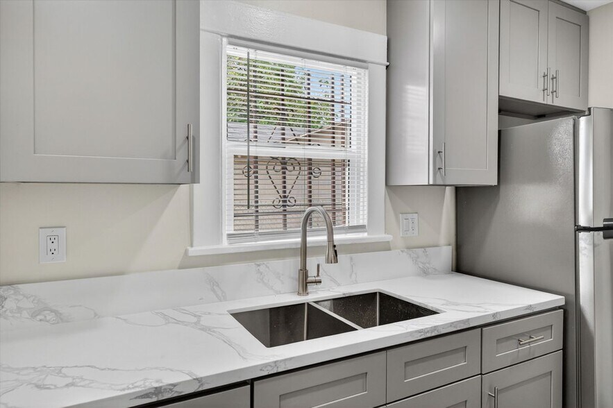Building Photo - 5008 1/2 South Wilton Place