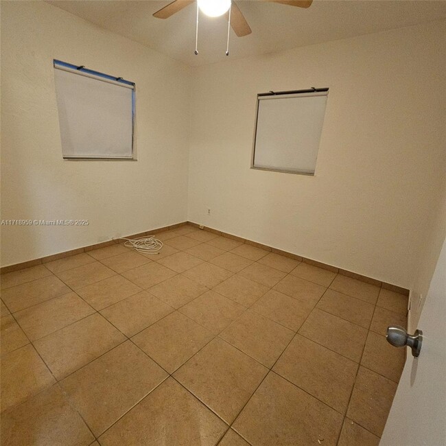 Building Photo - 3 bedroom in Miami FL 33179