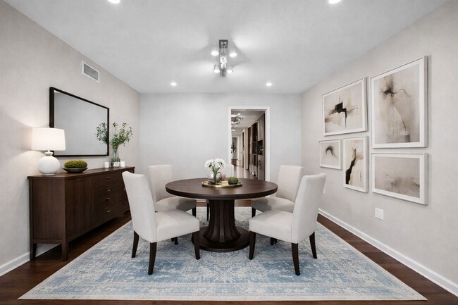 Building Photo - 8954 Chatsworth Dr