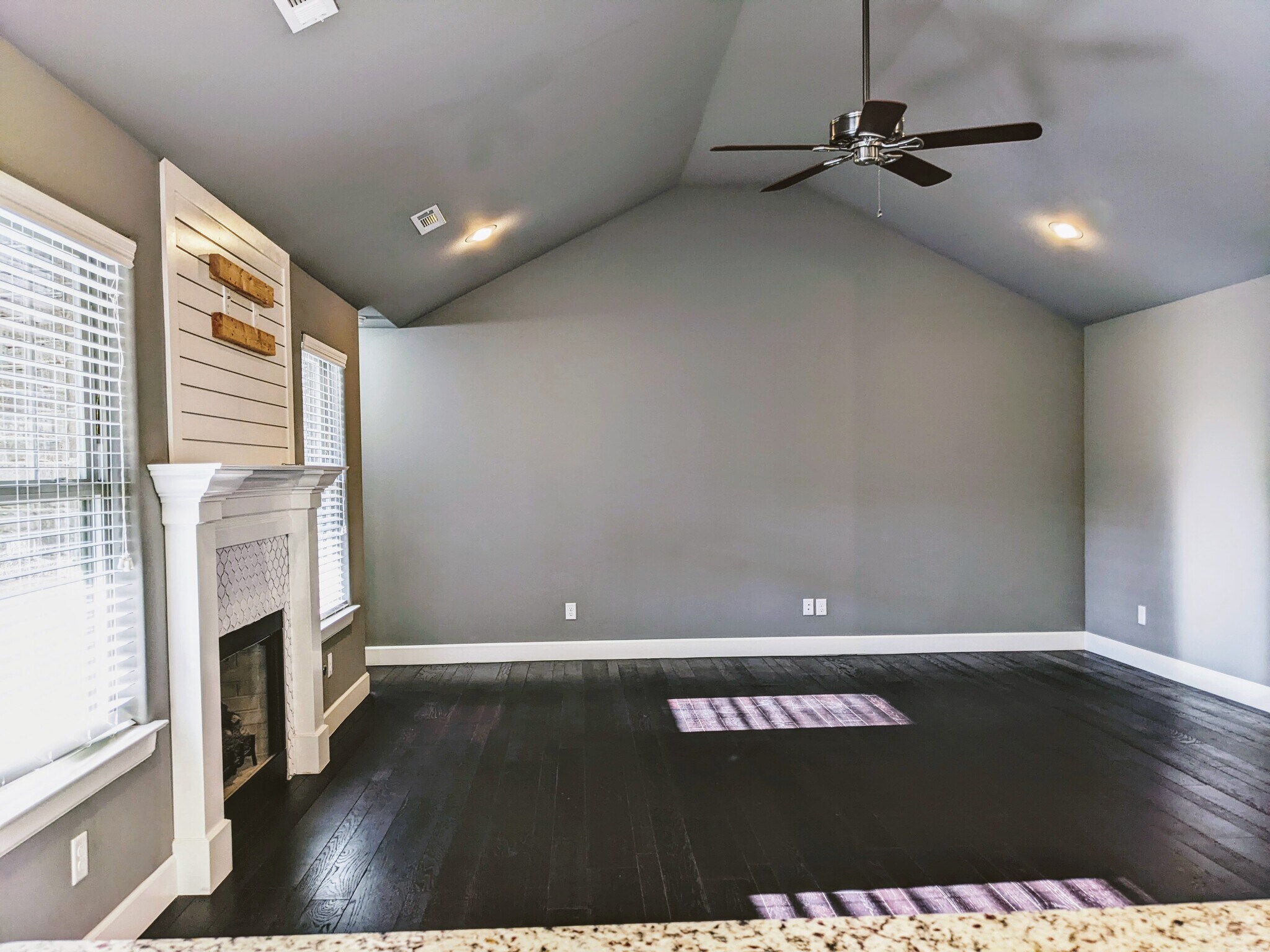 Building Photo - 700 Hawthorn Way