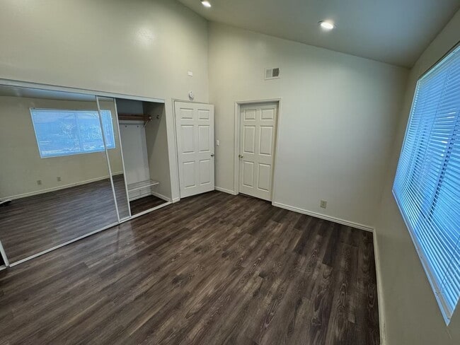 Building Photo - 4 Bedroom Home