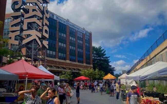 Building Photo - 3075 Hawthorne Dr NE