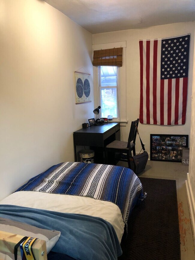 Building Photo - QUAINT 4 BEDROOM 2 BATHROOM PLUS OFFICE SPACE IN HEART OF OAKLAND