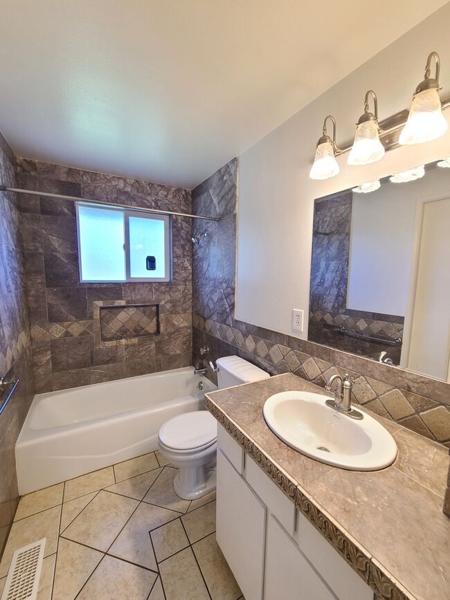 Building Photo - $2,400.00 - 4 Bed / 2 Bath Home in Upper South Hill with Large Backyard