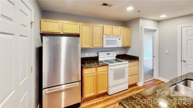 Building Photo - 718 W Trade St