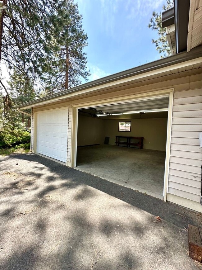 Building Photo - Remodeled 3 Bed Home in Deschutes River Woods with A/C & Large Fenced Yard