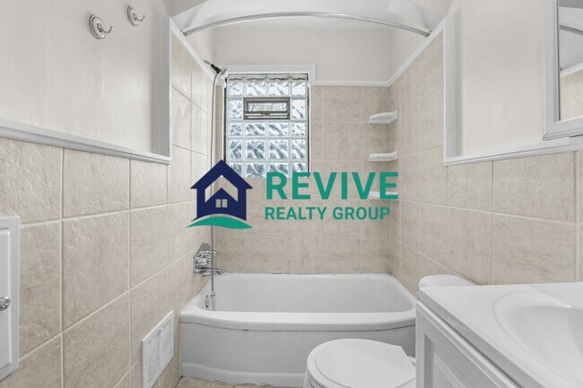 Building Photo - 9725 Fox Ave