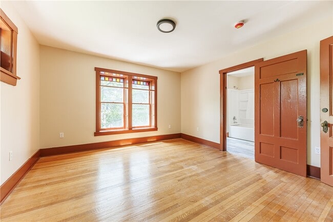 Building Photo - 266 Lyndhurst St