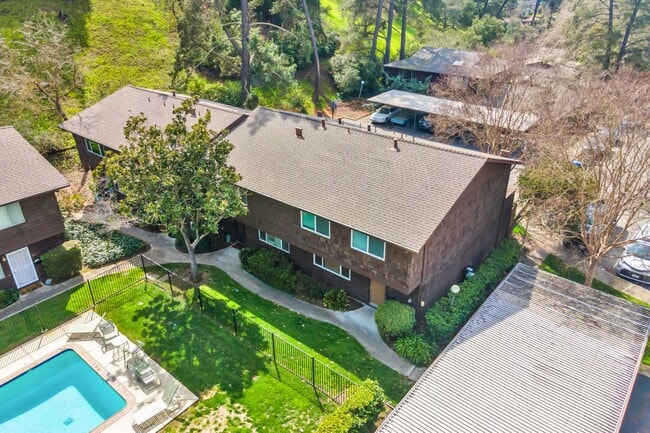Building Photo - Spacious 4-Bedroom, 2.5-Bath Townhouse Clo...