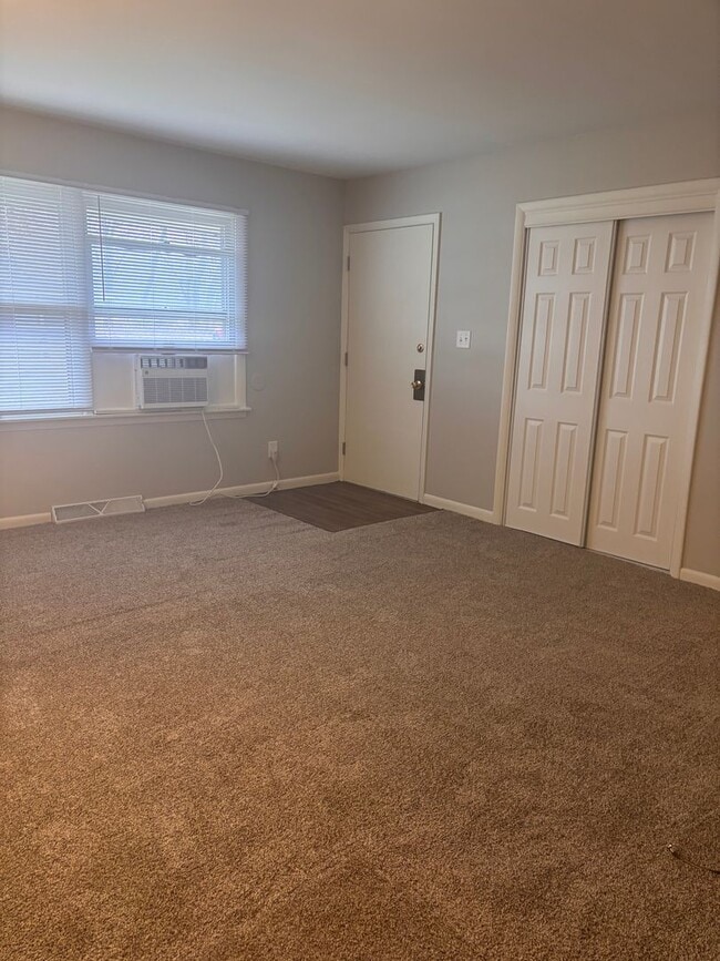 Building Photo - Gorgeous Remodeled Duplex on Quiet and Private Cul-de-Sac