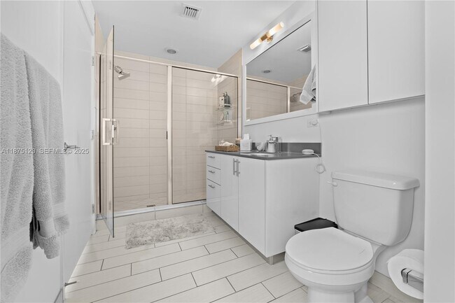 Building Photo - 999 SW 1st Ave