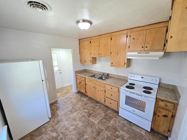 Building Photo - CHARMING 2 BEDROOM SINGLE FAMILY