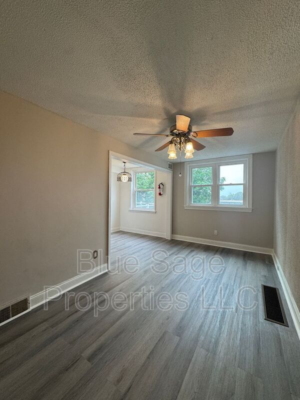 Building Photo - 228 W Wyncliffe Ave
