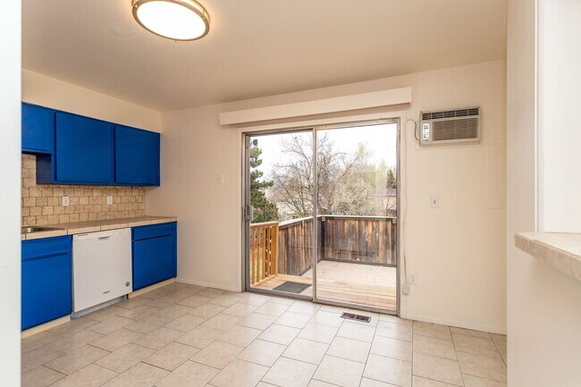 Building Photo - Stunning Ranch Style Home in East Colorado Springs!