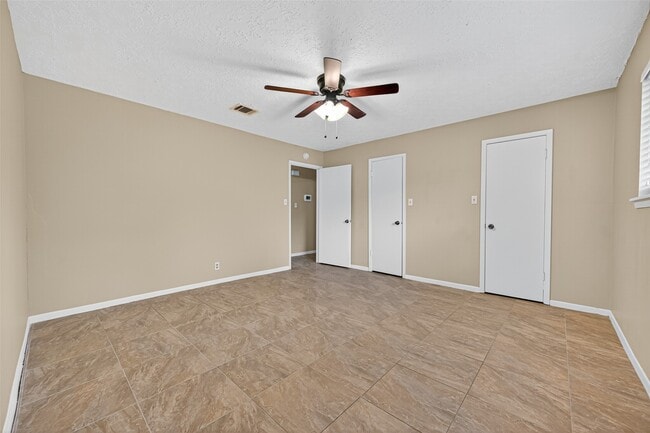 Building Photo - 23919 Farm Hill Dr