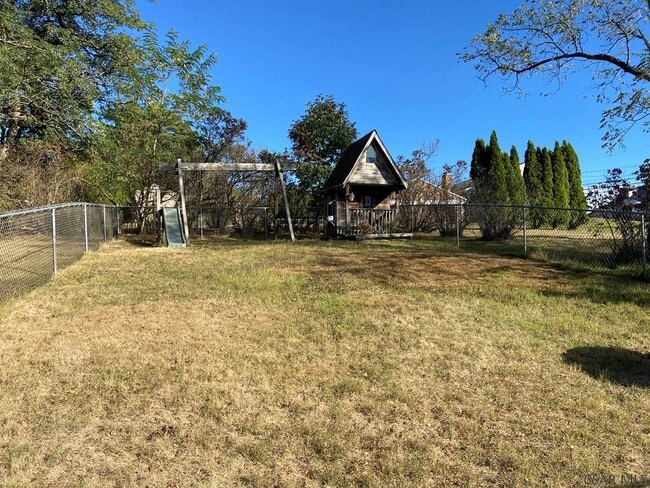 Building Photo - 129 Hawthorne St