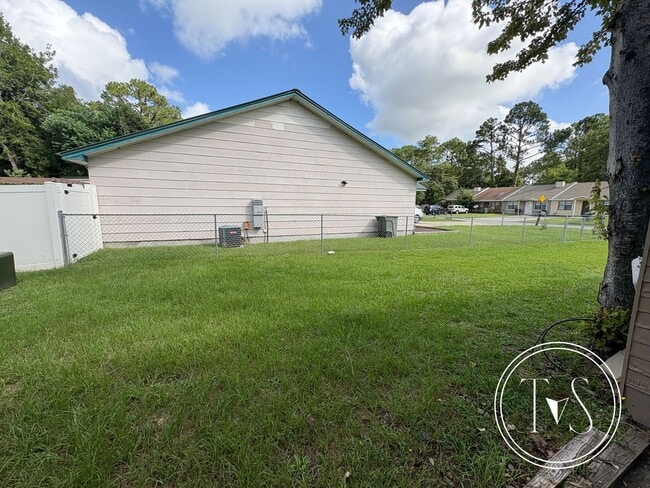 Building Photo - RATE DROP ALERT (was $1300/month) and SUMM...