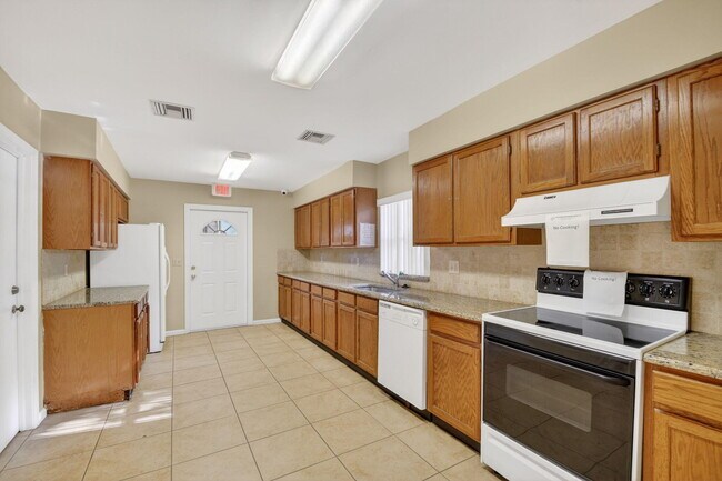 Building Photo - 9810 Pineapple Tree Dr