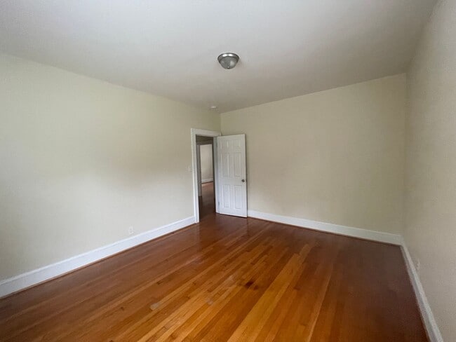 Building Photo - DOWNSTAIRS DUPLEX--2 BED/ 1 BATH IN THE HE...