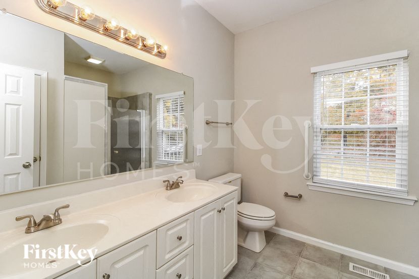 Building Photo - 2611 White Fence Way