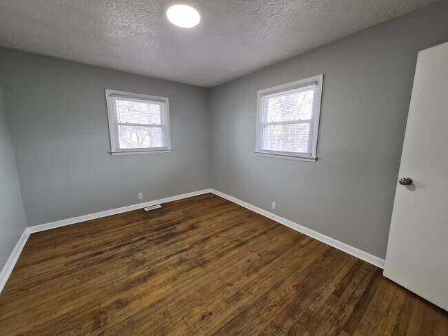 Building Photo - 2703 Kristen Dr E