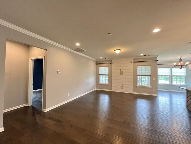 Building Photo - SPACIOUS FRANKLIN HOME WITH UPGRADES