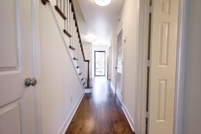 Building Photo - 420 Linkhorn Dr