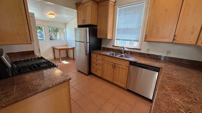 Building Photo - Epic REA - Expansive 2BD/ 1BA with Huge Garage in the Outer Mission