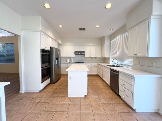 Building Photo - Beautiful two-story home with 5 bedrooms