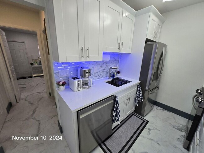 Building Photo - 2909 Middle River Dr