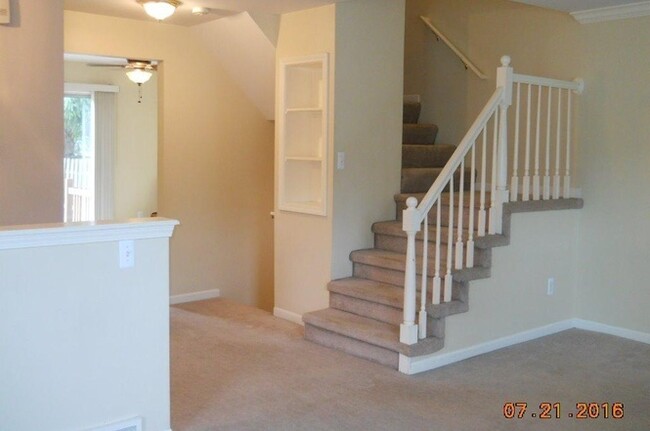 Building Photo - Beautiful End Unit Condo!